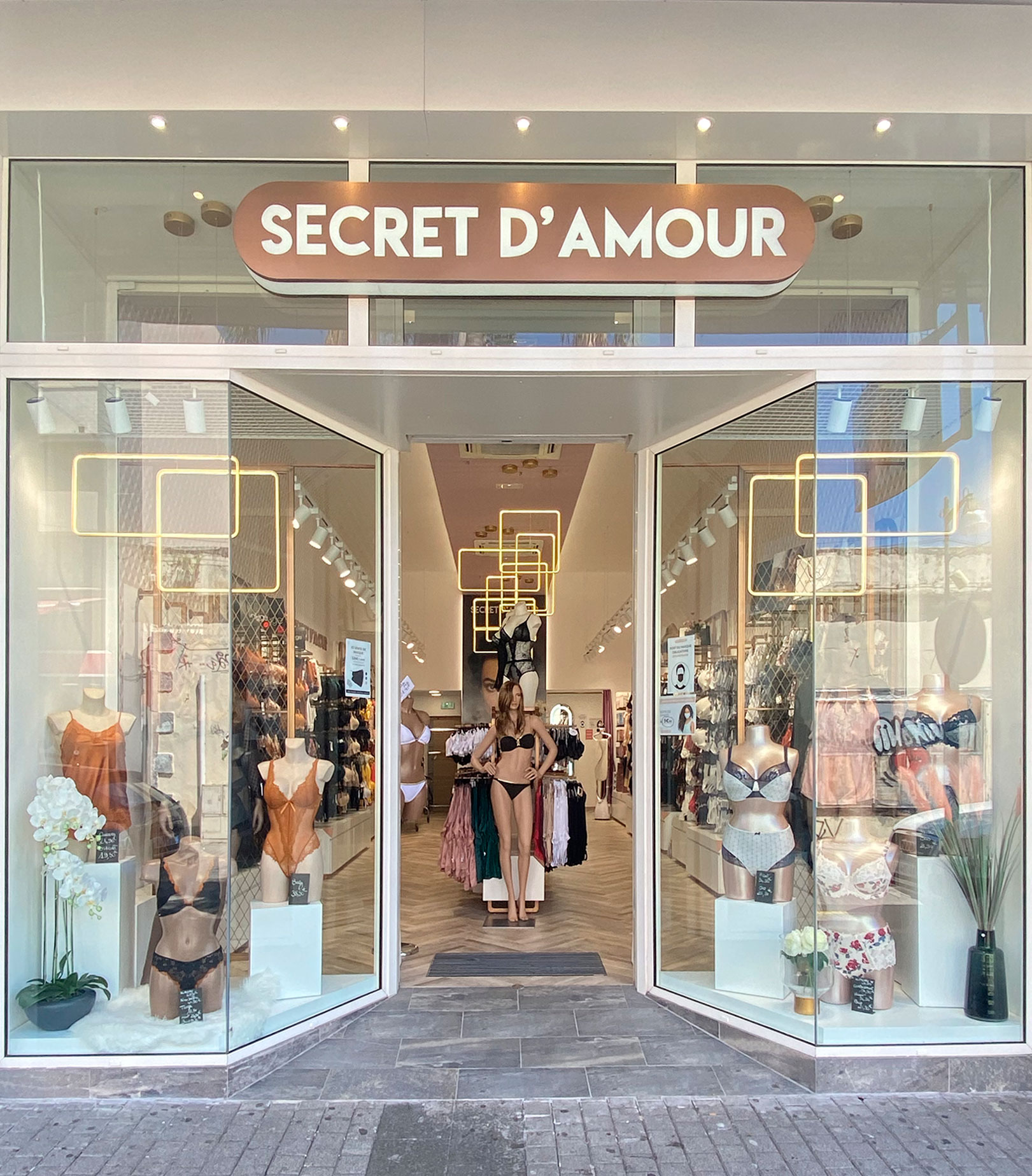Façade de la boutique de lingerie et dessous Secret d'amour située rue des bons enfants en centre ville de saint-pierre